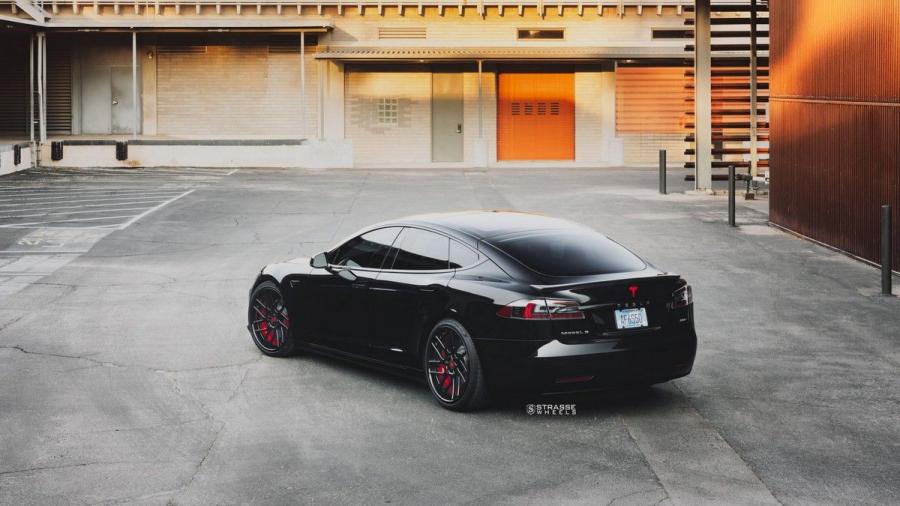  Tesla Model S P100D on Strasse Wheels 2018 года  (фото 2 из 17)